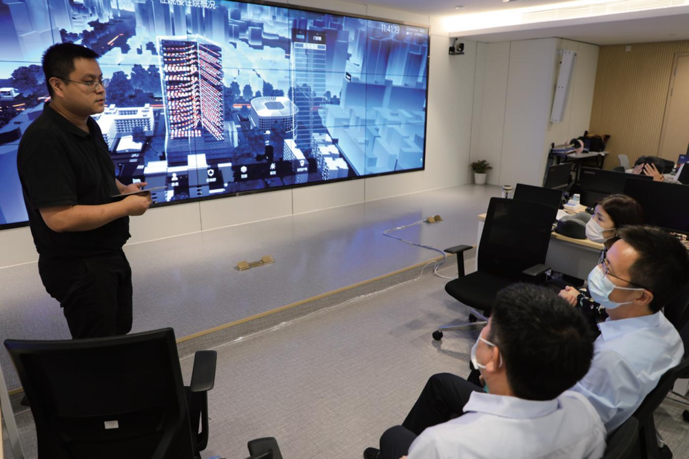 9、通过成立南山区医学信息中心，逐步实现医院-社康中心-公卫机构之间数据互联互通、信息共享，图为南山区主要负责同志到华中科技大学协和深圳医院（南山医院）参观疫情监控大数据可视化系统。