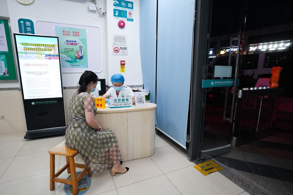 积极开展夜间、午间门诊服务，统一开诊时间，满足上班族等群体就医需求，共67家社康开设夜诊、76家社康开设午诊，夜诊