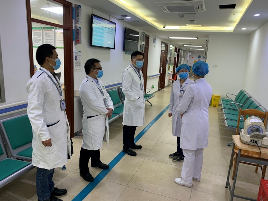 时任副总院长张飞同志带队走访移交的社康中心