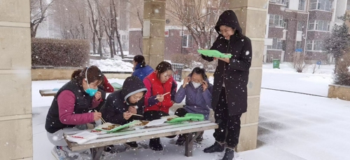 9核酸采集人员风雪中就餐，只为尽快投入工作.jpg