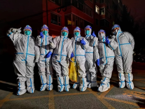 10连夜奋战的核酸采样医疗队.jpg
