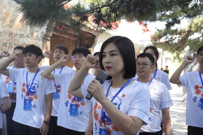 2023.7.25刘老师领誓.jpg