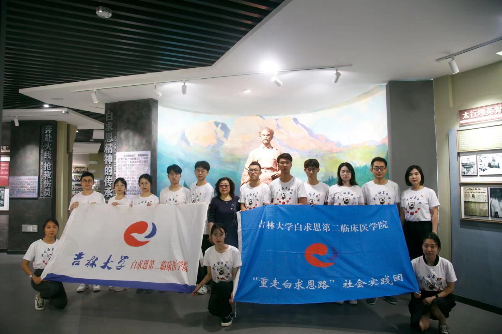 于书记与社会实践团员合影.jpg