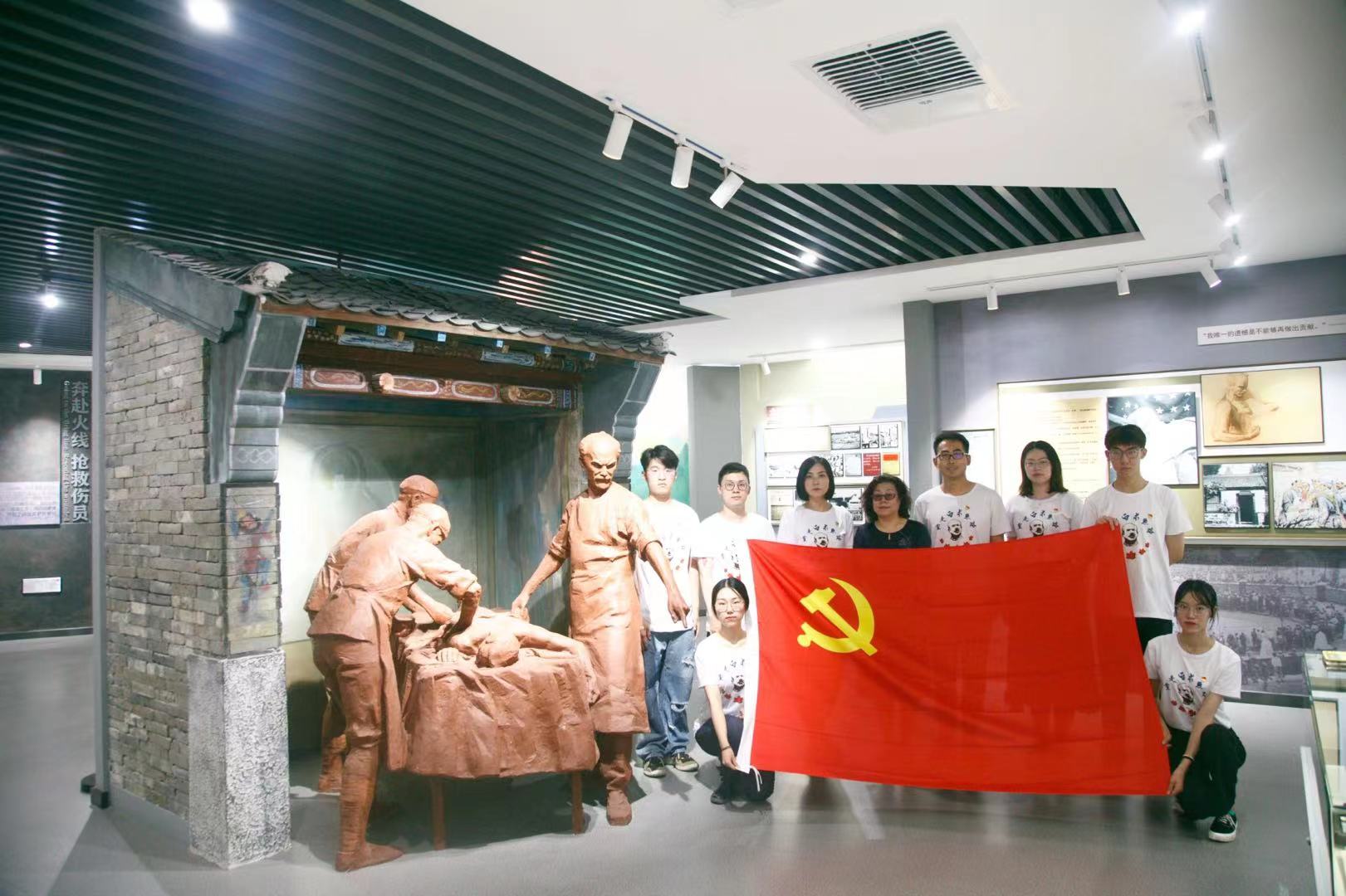 于书记与临时党支部成员合影.jpg