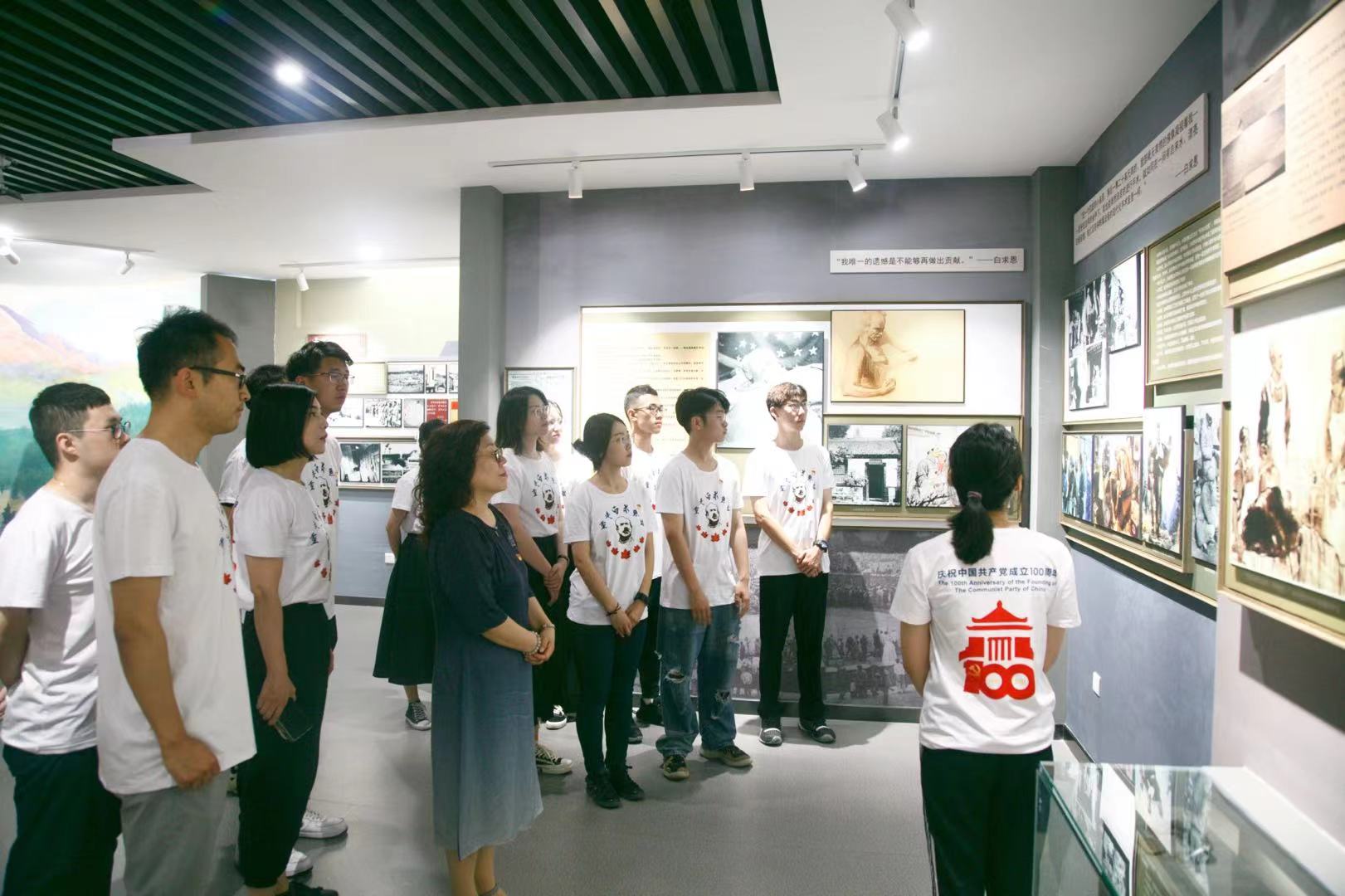 校史馆参观学习.jpg