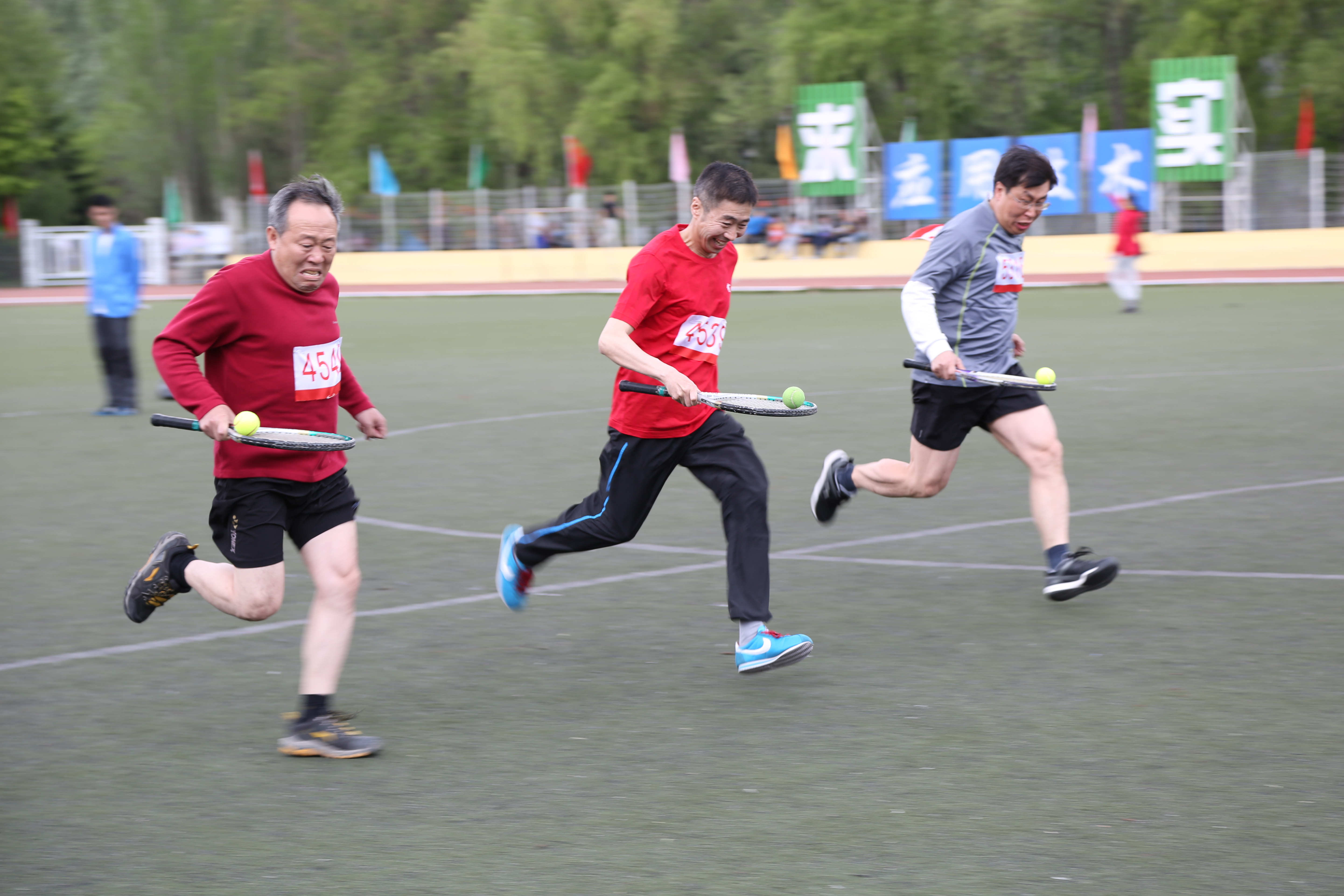 2014年吉林大学运动会，我院运动员男子托球50米接力