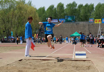 2014年吉林大学运动会，我院运动员女子跳远