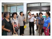 7月10日 我院离退办组织退休老同志参观亚泰我院新址和医院门诊部大楼。医院党委黄河书记向退休老同志介绍门诊改造工程后环境新貌，并欢迎老同志常回家看看！（一）