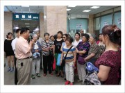 7月11日 我院离退办组织退休老同志参观亚泰我院新址和医院门诊部大楼。（一）