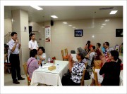 7月11日 张兴义院长、党委黄河书记看望前来参观职工食堂的退休老同志，并祝老同志身体健康，晚年幸福。（二）