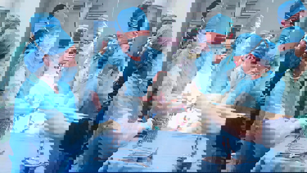 产科医生迎接新生命