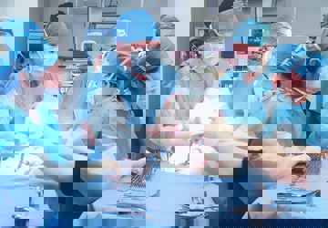 产科医生迎接新生命