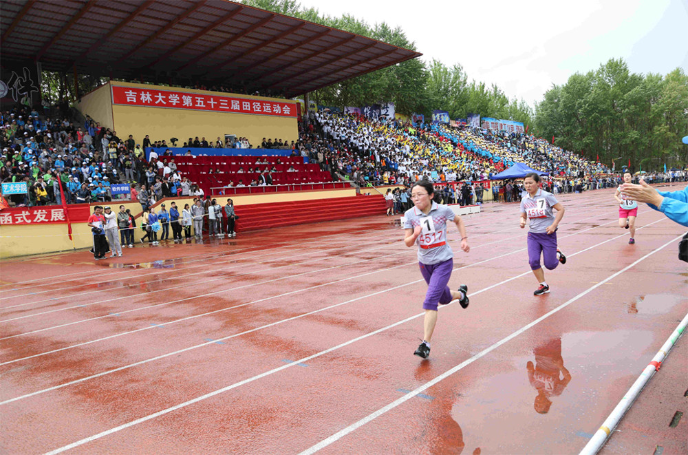 2014年吉林大学运动会，我院运动员女子1500米