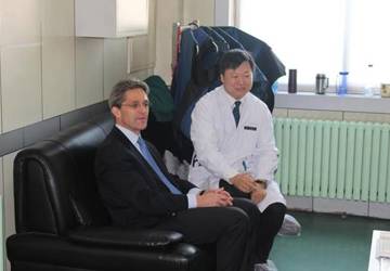 Overseas experts visited The Second Norman Bethune Hospital of Jilin University for international exchange and cooperation.